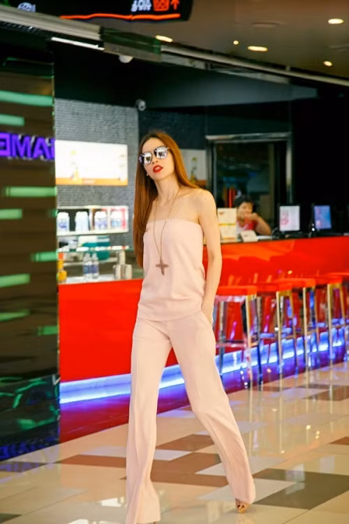 Trong lần gặp gỡ đầu tiên, cô đã gây được ấn tượng với cựu danh thủ thành Maschester nhờ ngoại hình xinh đẹp và phong cách thời trang ấn tượng. Trong lần gặp gỡ đầu tiên, cô đã gây được ấn tượng với cựu danh thủ thành Maschester nhờ ngoại hình xinh đẹp và phong cách thời trang ấn tượng.