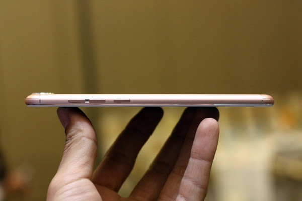 Phím nguồn và các phím âm lượng ở cạnh phải.