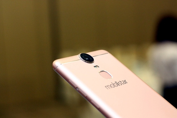 Camera sau có độ phân giải 21MP, được thiết kế hơi lồi lên so với mặt sau.