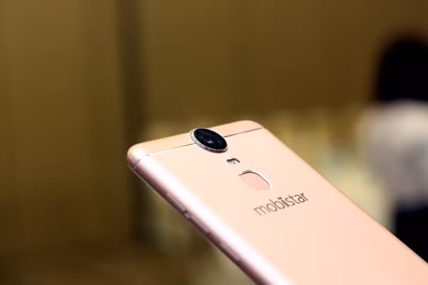 Camera sau có độ phân giải 21MP, được thiết kế hơi lồi lên so với mặt sau.