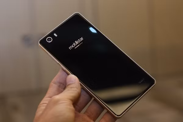 Chiếc máy được trang bị vi xử lý 4 nhân Coretex-A7, RAM 2GB, bộ nhớ trong 8GB, khe cắm thẻ tối đa 32GB. Camera chính của máy độ phân giải 8MP, camera phụ 5MP. Máy được bán giá 2.990.000 đồng.