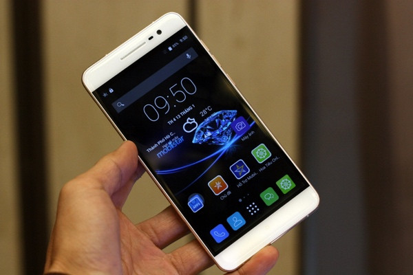 Máy có màn hình IPS kích thước 5,5 inch, độ phân giải FullHD, kính bảo vệ Dragontrail.