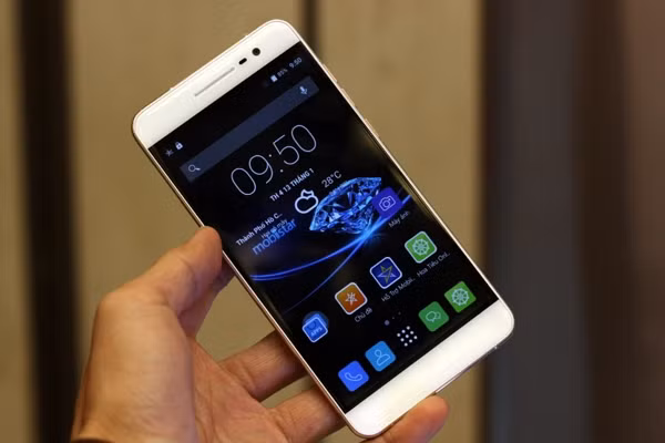 Máy có màn hình IPS kích thước 5,5 inch, độ phân giải FullHD, kính bảo vệ Dragontrail.