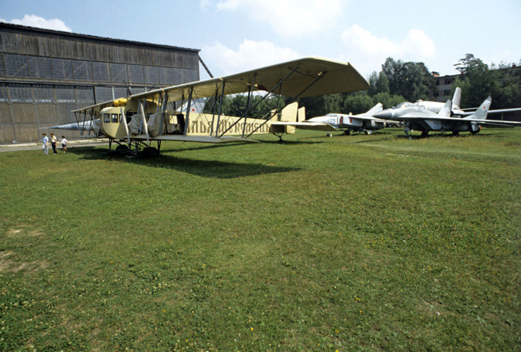 Máy bay ném bom hạng nặng 4 động cơ 