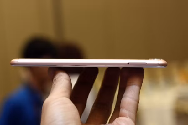 Khe cắm SIM. Máy có hai SIM hoạt động cùng lúc.