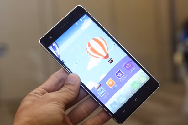 Mobiistar Prime X Plus là phiên bản nâng cấp của Prime X năm ngoái, được tăng kích thước màn hình lên 5,5 inch, độ phân giải HD. Máy tiếp tục được thiết kế khung kim loại và hai mặt kính.