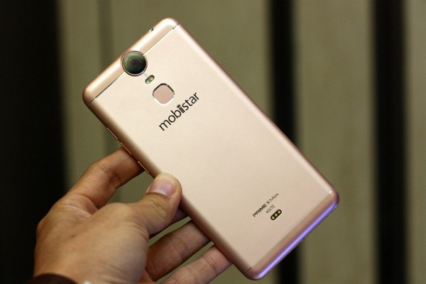 Chiếc máy có thiết kế kim loại nguyên khốimàu vàng hồng, cảm biến vân tay đặt ngay phía dưới camera.