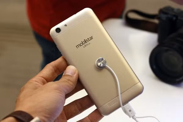 Chiếc máy "em út" trong dòng Kim 2016 có màn hình kích thước 5 inch, độ phân giải HD. Máy có các màu bạc, vàng, hồng vàng.