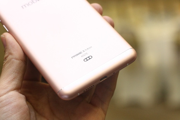 3 chấu phía dưới máy được dùng để kết nối với một ốp lưngnhựa, sau đó đặt cả máy vào ốp lưng vào một thiết bị để sạc không dây. Bộ sạc không dây được bán rời.