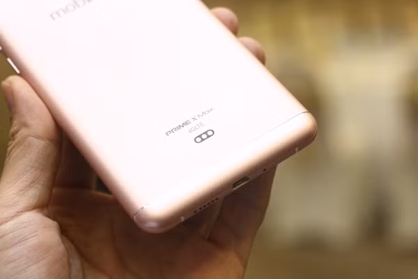 3 chấu phía dưới máy được dùng để kết nối với một ốp lưngnhựa, sau đó đặt cả máy vào ốp lưng vào một thiết bị để sạc không dây. Bộ sạc không dây được bán rời.