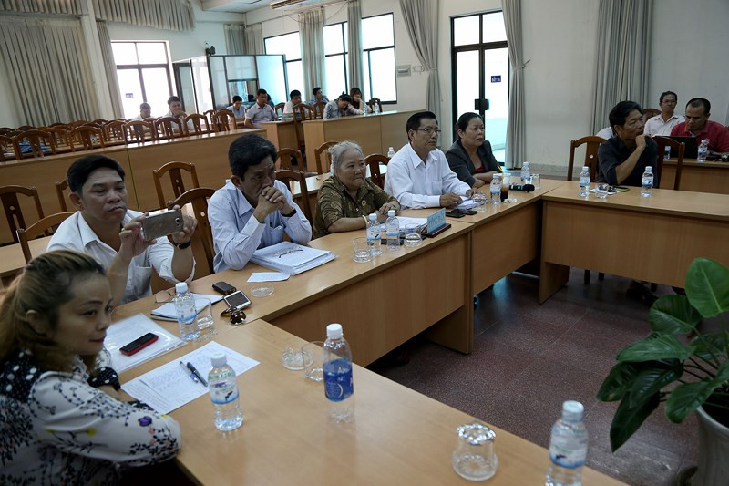 Bà Nguyễn Thị The (thứ 4 từ trái sang) cùng một số hộ dân lắng nghe Trưởng ban Tiếp công dân Trung ương Nguyễn Hồng Điệp thông báo kết luận của Trung ương và các ban, ngành có liên quan về dự án Khu đô thị mới Thủ Thiêm.