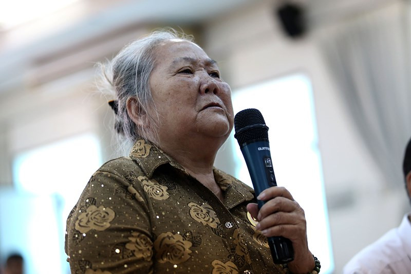 Bà Nguyễn Thị The (khu phố 1, phường Bình An) cho rằng trước nay Trung ương và lãnh đạo TP.HCM chỉ đạo nhiều lần liên quan đến khiếu nại ở khu đô thị mới Thủ Thiêm nhưng chưa giải quyết được. Bà The đưa ra hai đề nghị mà bấy lâu nay người dân khu phố 1, phường Bình An mong muốn. Thứ nhất là muốn Chính phủ lập đoàn thanh tra để làm rõ trắng đen về Khu đô thị mới Thủ Thiêm. “Quá lâu rồi, bà con khổ quá trời, khổ dữ lắm nên số bà con ra ngoài Hà Nội là 71 hộ nhưng gần đây bà con không đi đủ, chỉ còn 31 hộ, chúng tôi đề nghị Văn phòng Trung ương lập danh sách các hộ này” - bà The nói.