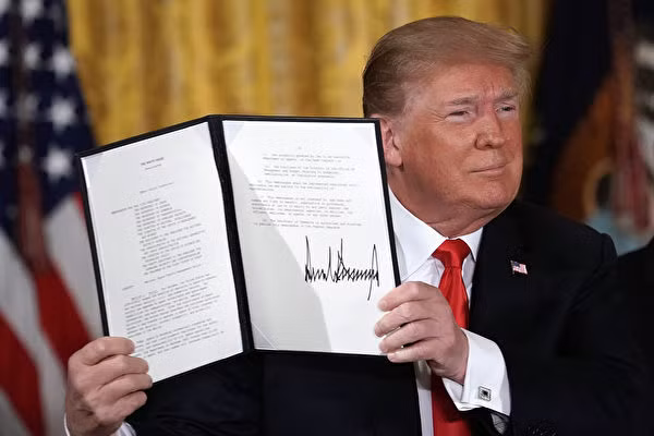 Ong Donald Trump ký Chỉ lệnh thành lập Bộ đội không gian.