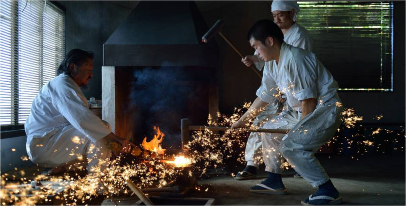 Fujiwara Kanefusa cùng các thợ học việc rèn lưỡi gươm katana. Fujiwara Kanefusa cùng các thợ học việc rèn lưỡi gươm katana.