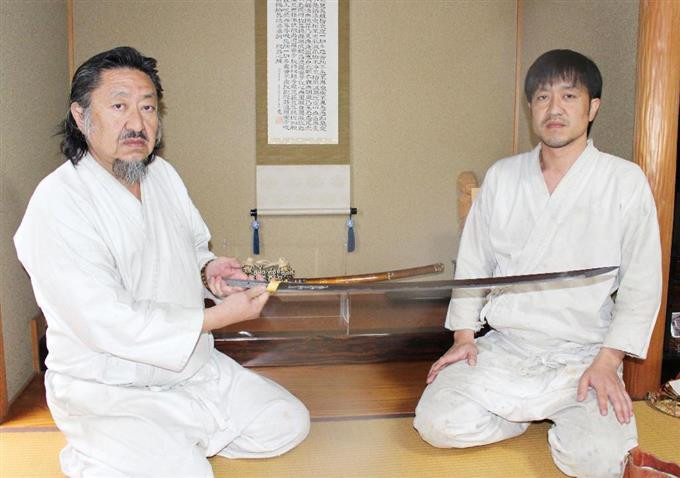 Fujiwara Kanefusa và con là Masafumi Kanefusa- người thừa kế ông