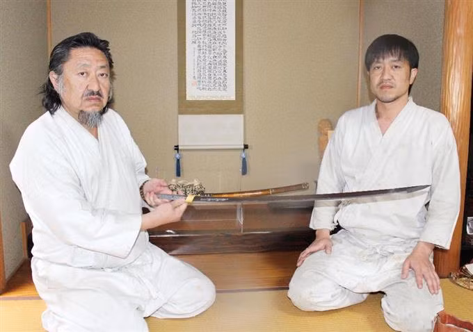 Fujiwara Kanefusa và con là Masafumi Kanefusa- người thừa kế ông