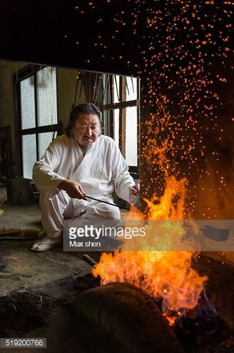 Tôi lưỡi katana- công đoạn hệ trọng nhất trong qui trình làm gươm. Tôi lưỡi katana- công đoạn hệ trọng nhất trong qui trình làm gươm.