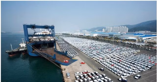 Trụ sở khổng lồ của Hyundai bên cạnh cảng Ulsan