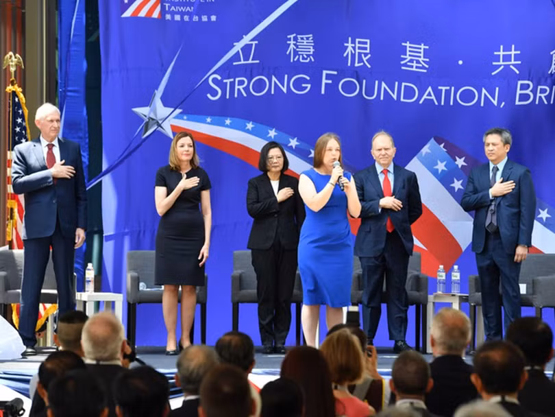 Các quan chức Đài Loan và Mỹ tại Lế khánh thành trụ sở AIT.