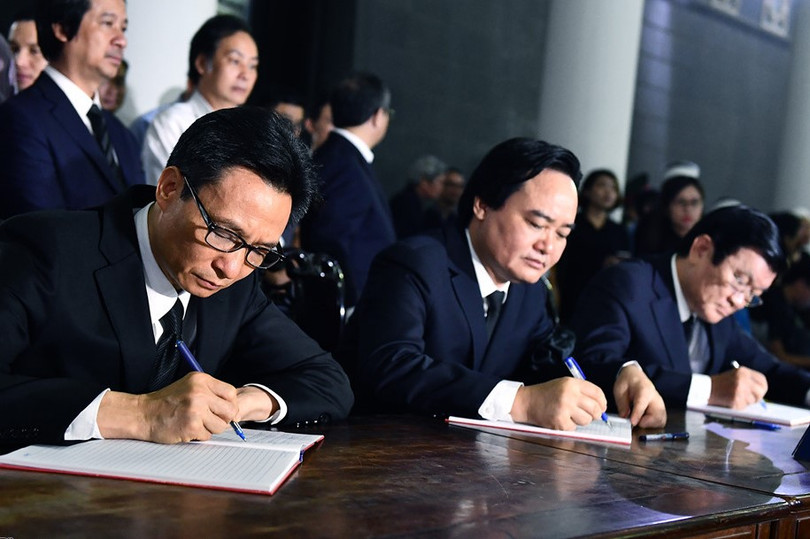 Phó thủ tướng Vũ Đức Đam, Bộ trưởng Phùng Xuân Nhạ và nguyên Chủ tịch nước Trương Tấn Sang ghi sổ tang tiễn biệt GS Phan Huy Lê Phó thủ tướng Vũ Đức Đam, Bộ trưởng Phùng Xuân Nhạ và nguyên Chủ tịch nước Trương Tấn Sang ghi sổ tang tiễn biệt GS Phan Huy Lê