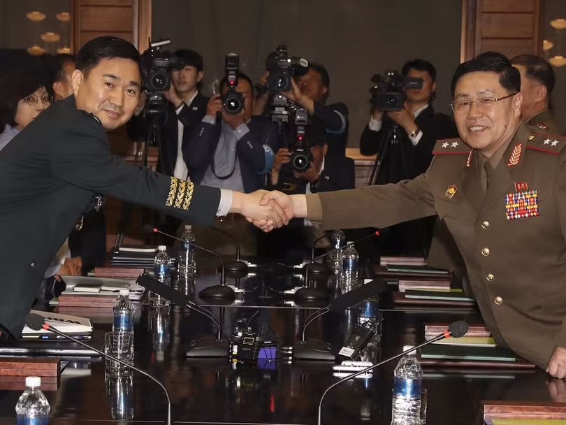 Hai trưởng đoàn bắt tay nhau sau khi hội đàm kết thúc