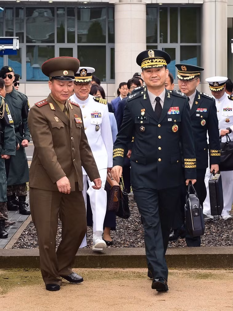 Giây phút đoàn Triều Tiên bước qua ranh giới hai nước