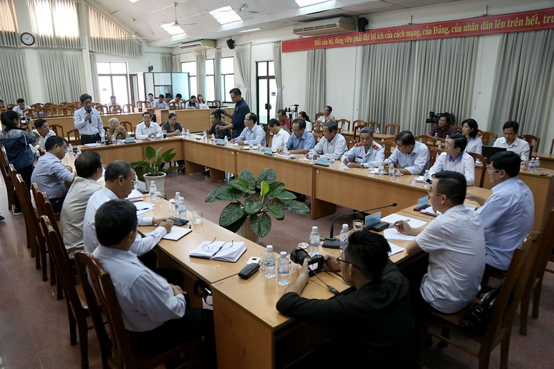 Quang cảnh buổi tiếp xúc giữa trưởng Ban tiếp công dân trung ương, lãnh đạo UBND TP.HCM và một số hộ dân khiếu kiện liên quan đến việc thực hiện dự án Khu đô thị mới Thủ Thiêm.