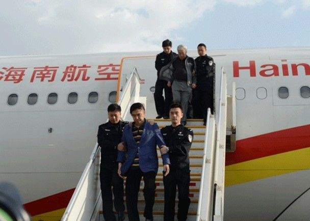 Một tội phạm lẩn trốn bị bắt áp giải về nước.