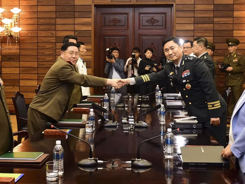 Hai trưởng đoàn bắt tay nhau trước khi vào hội đàm