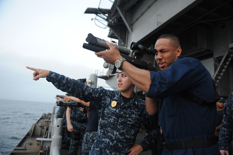 Lính hải quân Mỹ trên tàu sân bay Nimiz sử dụng súng laser