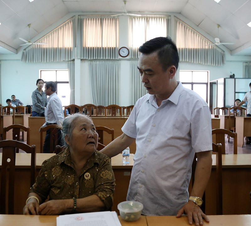 Trưởng ban Tiếp công dân Trung ương Nguyễn Hồng Điệp trao đổi với bà Nguyễn Thị The sau khi kết thúc buổi tiếp xúc.