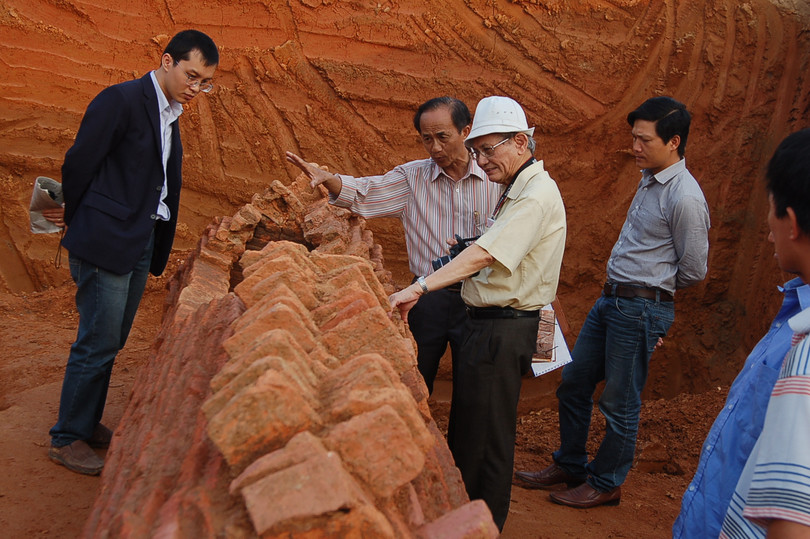 GS Phan Huy Lê, trao đổi ý kiến với PGS.TS Nguyễn Lân Cường - người chủ trì cuộc khai quật 2 ngôi mộ thời Lục Triều