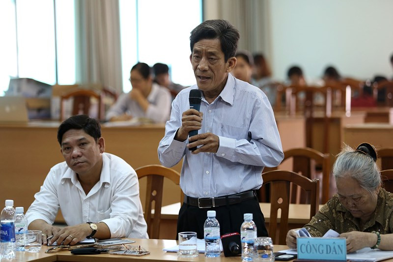 Cùng quan điểm với bà Nguyễn Thị The, ông Lê Văn Lung (khu phố 1, phường Bình An) cũng gửi đến lãnh đạo Trung ương và TP.HCM 3 đề nghị. Thứ nhất bà con yêu cầu thành lập đoàn thanh tra liên ngành thanh tra toàn diện các sai phạm tại dự án này, giải quyết đơn tố cáo theo đúng trình tự thủ tục.Thứ hai, nếu Chính phủ, UBND TP.HCM có thiện chí để giải quyết tố cáo này cho rốt ráo triệt để thì chúng tôi chấp nhận cùng lãnh đạo TP để giải quyết. Thứ ba, nếu Thủ tướng lập đoàn thanh tra thì trước khi báo cáo cho Thủ tướng, đoàn thanh tra phải tiếp xúc, làm việc với bà con để tiếp nhận các nội dung người dân tố cáo, tiếp nhận tài liệu chứng cứ của dân, làm rõ trước khi báo cáo Thủ tướng để Thủ tướng giải quyết rõ ràng, đúng pháp luật.