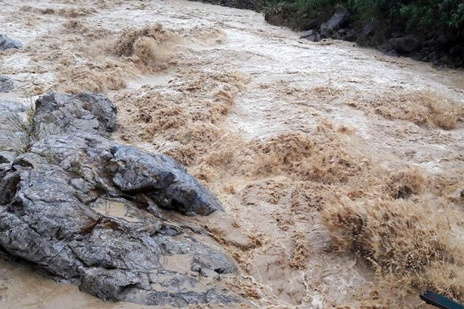 Hiện nay trên địa bàn vẫn còn có mưa, nước lũ nơi thượng nguồn đổ về gây khó khăn cho công tác khắc phục và tìm kiếm người bị nạn.