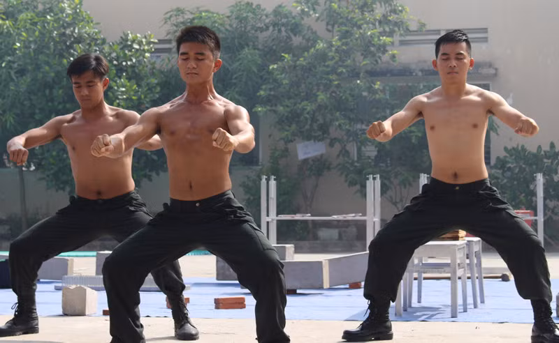 Xem cảnh sát cơ động biểu diễn sức mạnh 'mình đồng da sắt' ảnh 6