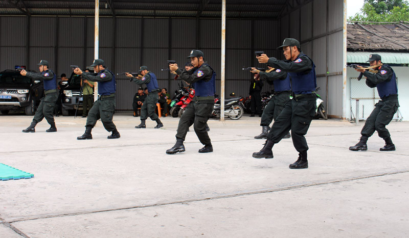Xem cảnh sát cơ động biểu diễn sức mạnh 'mình đồng da sắt' ảnh 4