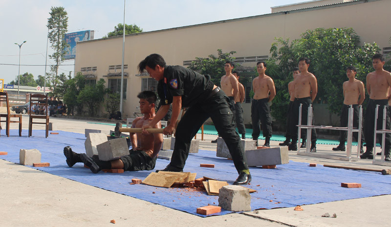 Xem cảnh sát cơ động biểu diễn sức mạnh 'mình đồng da sắt' ảnh 8