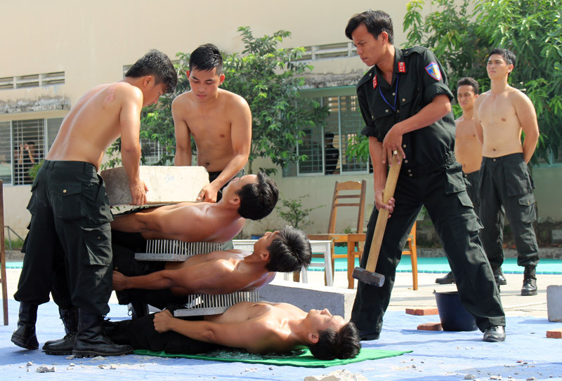 Xem cảnh sát cơ động biểu diễn sức mạnh 'mình đồng da sắt' ảnh 13