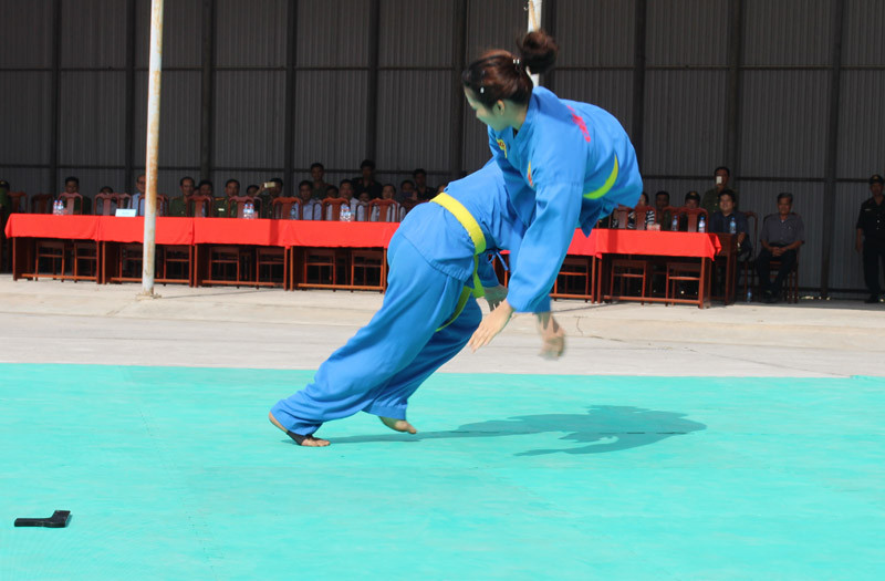 Xem cảnh sát cơ động biểu diễn sức mạnh 'mình đồng da sắt' ảnh 16