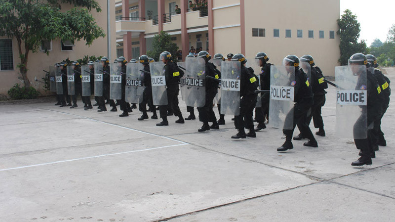 Xem cảnh sát cơ động biểu diễn sức mạnh 'mình đồng da sắt' ảnh 3