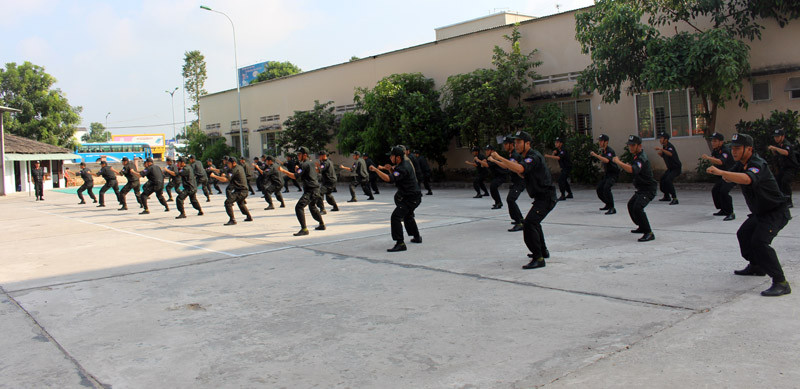 Xem cảnh sát cơ động biểu diễn sức mạnh 'mình đồng da sắt' ảnh 1