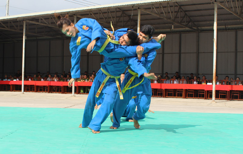 Xem cảnh sát cơ động biểu diễn sức mạnh 'mình đồng da sắt' ảnh 15