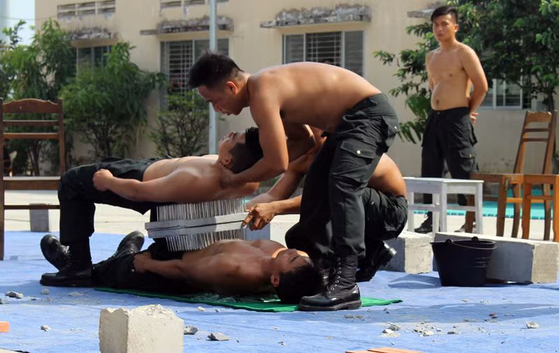 Xem cảnh sát cơ động biểu diễn sức mạnh 'mình đồng da sắt' ảnh 10