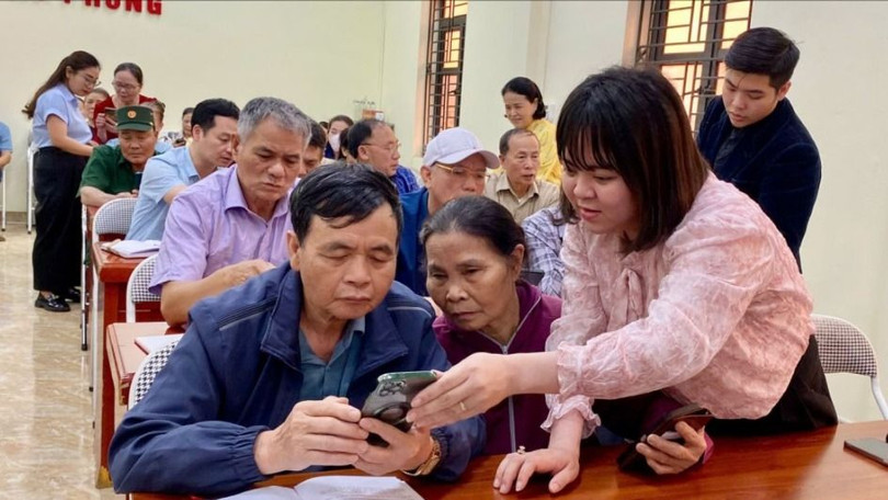 Người dân tham gia phong trào "Bình dân học vụ số" để nắm bắt và làm chủ công nghệ số, từ đó tham gia sâu hơn vào nền kinh tế số, xã hội số.