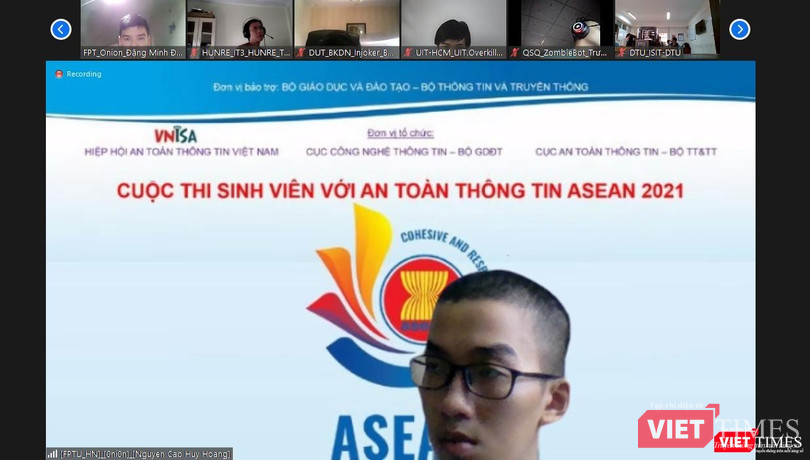 Các thí sinh dự thi trực tuyến tại vòng thi Sơ khảo năm nay . Các thí sinh dự thi trực tuyến tại vòng thi Sơ khảo năm nay .