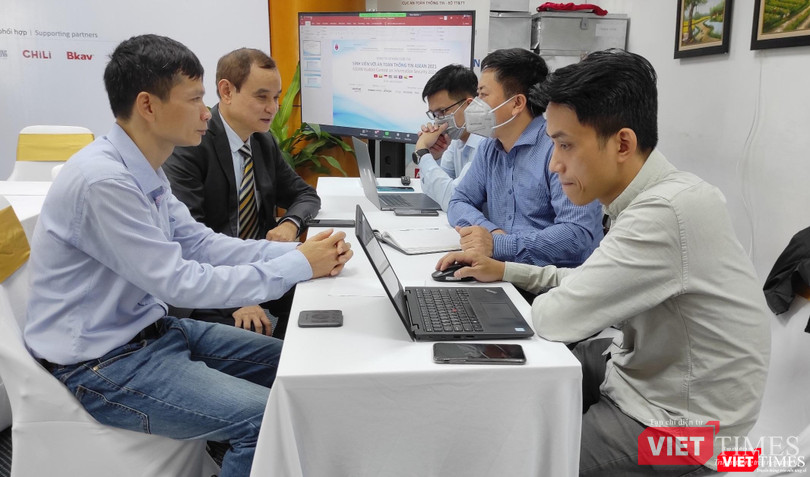 Ban Giám khảo vòng thi Sơ khảo làm việc tại điểm cầu chính. Ban Giám khảo vòng thi Sơ khảo làm việc tại điểm cầu chính.