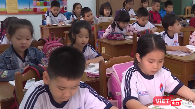 Tại cuộc họp của Thường trực Chính phủ vào ngày 12/10, Phó Thủ tướng Vũ Đức Đam đã yêu cầu Bộ GD&amp;ĐT xem xét tăng cường điều chỉnh, bổ sung tất cả các quy trình về biên soạn, thẩm định, phê duyệt, tập huấn SGK mới cho giáo viên trong những năm tới.