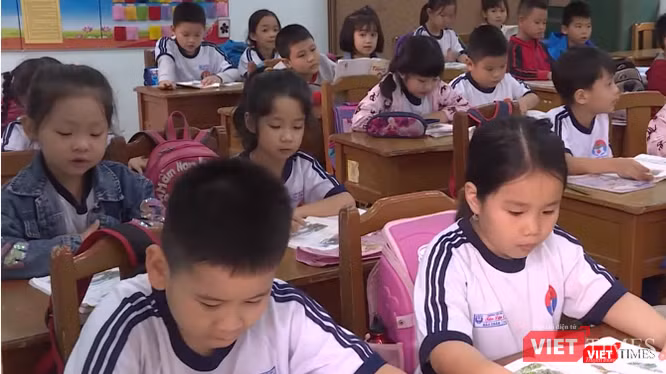 Tại cuộc họp của Thường trực Chính phủ vào ngày 12/10, Phó Thủ tướng Vũ Đức Đam đã yêu cầu Bộ GD&ĐT xem xét tăng cường điều chỉnh, bổ sung tất cả các quy trình về biên soạn, thẩm định, phê duyệt, tập huấn SGK mới cho giáo viên trong những năm tới. Tại cuộc họp của Thường trực Chính phủ vào ngày 12/10, Phó Thủ tướng Vũ Đức Đam đã yêu cầu Bộ GD&ĐT xem xét tăng cường điều chỉnh, bổ sung tất cả các quy trình về biên soạn, thẩm định, phê duyệt, tập huấn SGK mới cho giáo viên trong những năm tới.