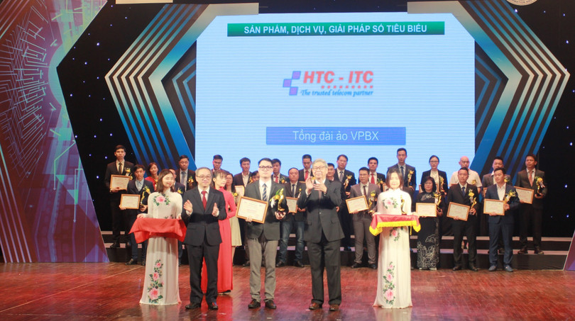 Đại diện HTC-ITC nhận Cúp và chứng nhận dịch vụ Chuyển đổi số xuất sắc từ tay GS. TSKH Đặng Vũ Minh – Chủ tịch Liên hiệp các Hội Khoa học và Kỹ thuật Việt Nam và TS. Phan Tâm – Thứ trưởng Bộ Thông tin và Truyền thông.
