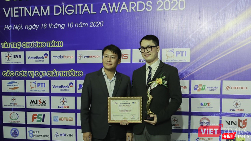 Ông Vũ Kiêm Văn (trái) đại diện Ban tổ chức giải thưởng Chuyển đổi số Việt Nam 2020 chụp ảnh lưu niệm, chia vui cùng đại diện HTC-ITC